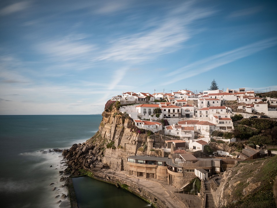 Faça um passeio até Azenhas do Mar pertinho de Cascais