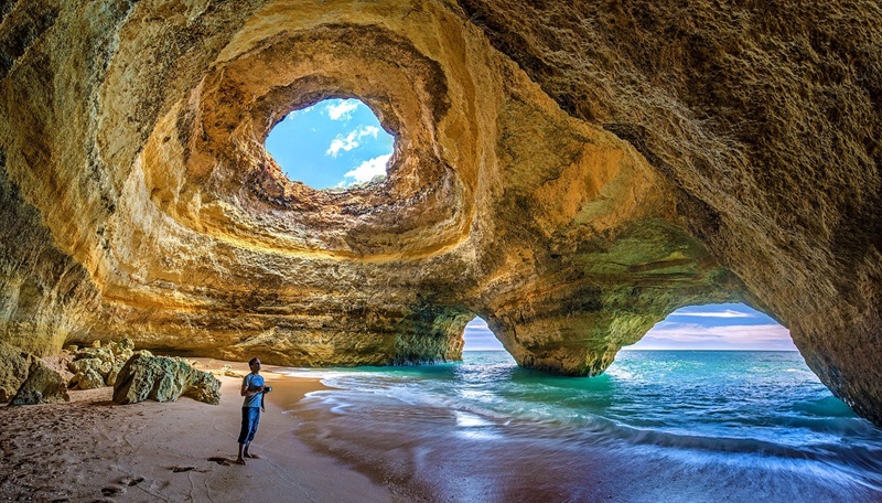 Algar de Benagil, ou Gruta de Benagil, é um dos passeios mais icônicos do Algarve