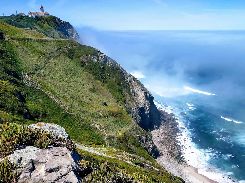 Trilhas na costa para descer à praia