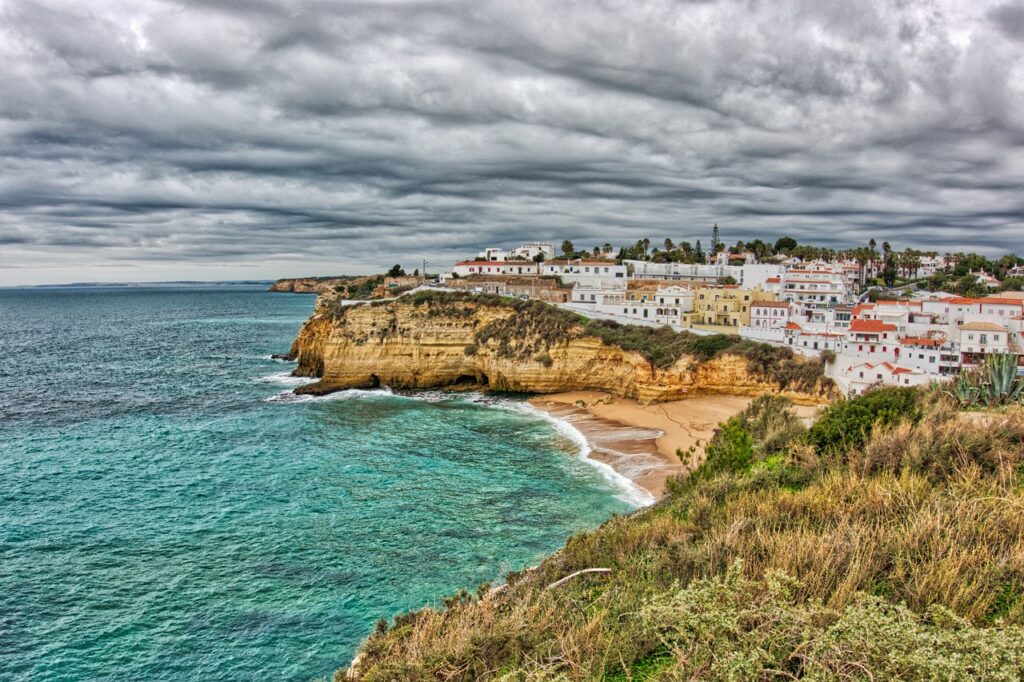 Carvoeiro: Destino Pitoresco no Coração do Algarve