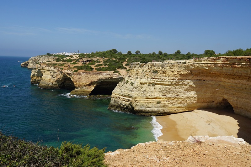 Vista panorâmica das grutas de Benagil no Algarve