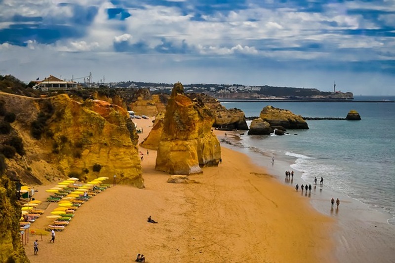 Portimão no Algarve: Praias com areia dourada e água quente