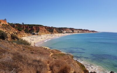 Praia da Falésia no Algarve: O paraíso de falésias vermelhas