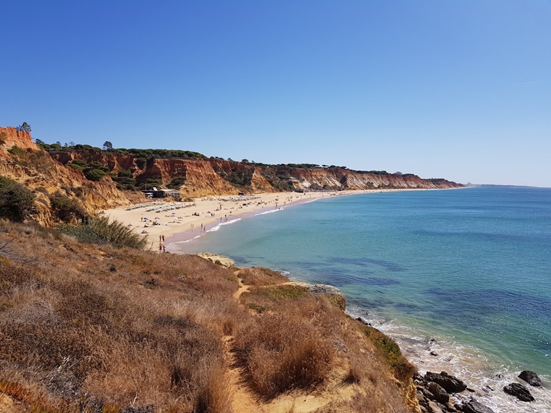 Praia da Falésia em Vilamoura: O paraíso de falésias vermelhas no Algarve