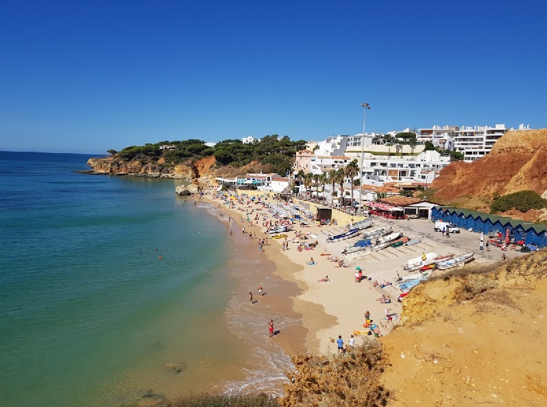 Olhos de Água: Um Encanto Tradicional no Coração do Algarve