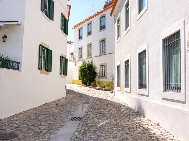 Rua em núcleo residencial e mais tranquilo compreendido entre a Cidadela e a Praça 5 de Outubro, no centrinho de Cascais