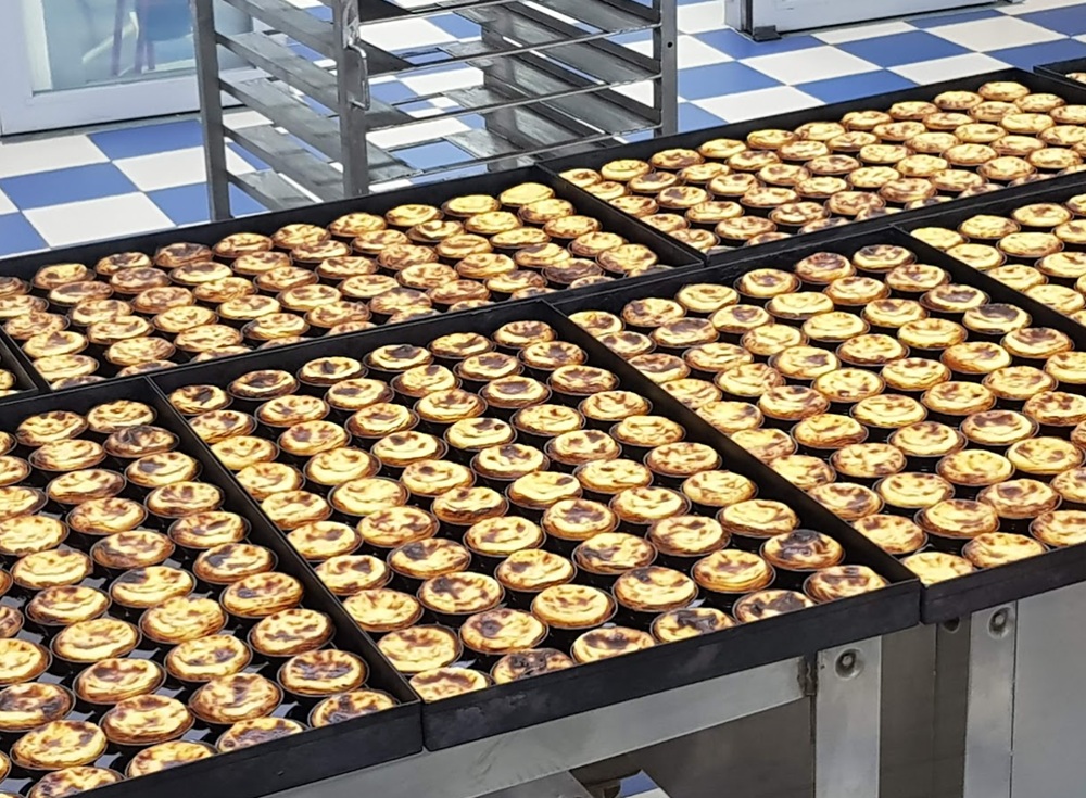 Fornada de pastéis de Nata na Fábrica dos Pastéis de Belém em Lisboa