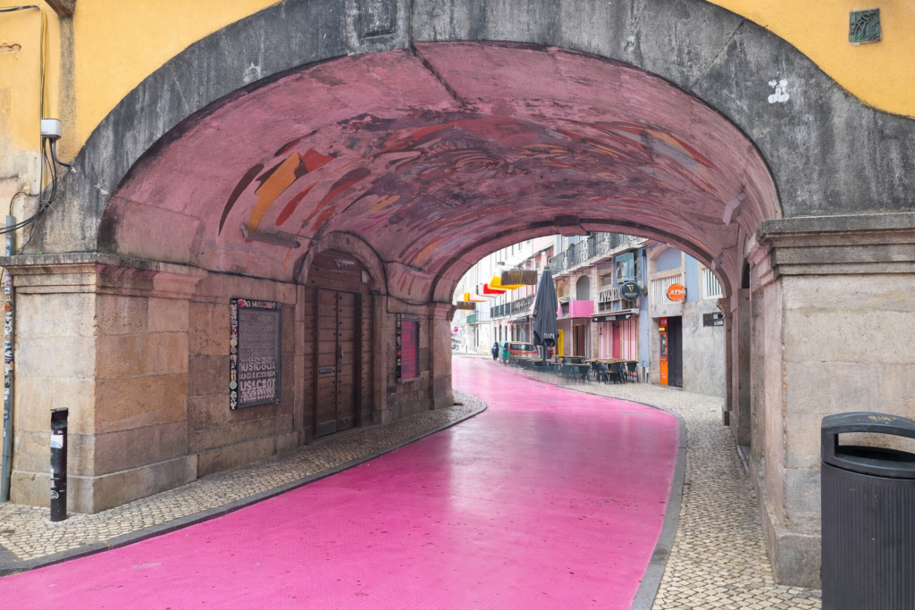 Tunel na rua cor-de-rosa por baixo da Rua do Alecrim