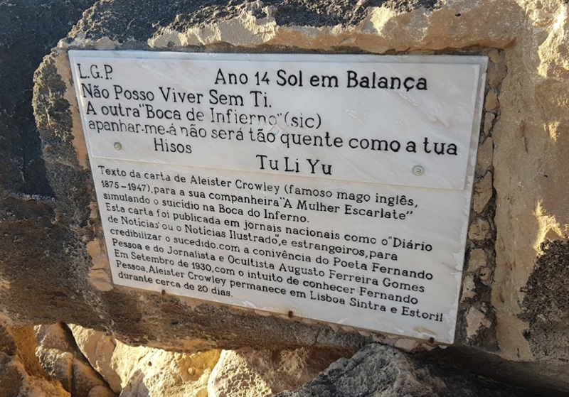 Placa na Boca do Inferno sobre o mago Aleister Crowley