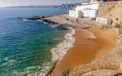 Praia da Azarujinha: a menor e mais pitoresca de Estoril