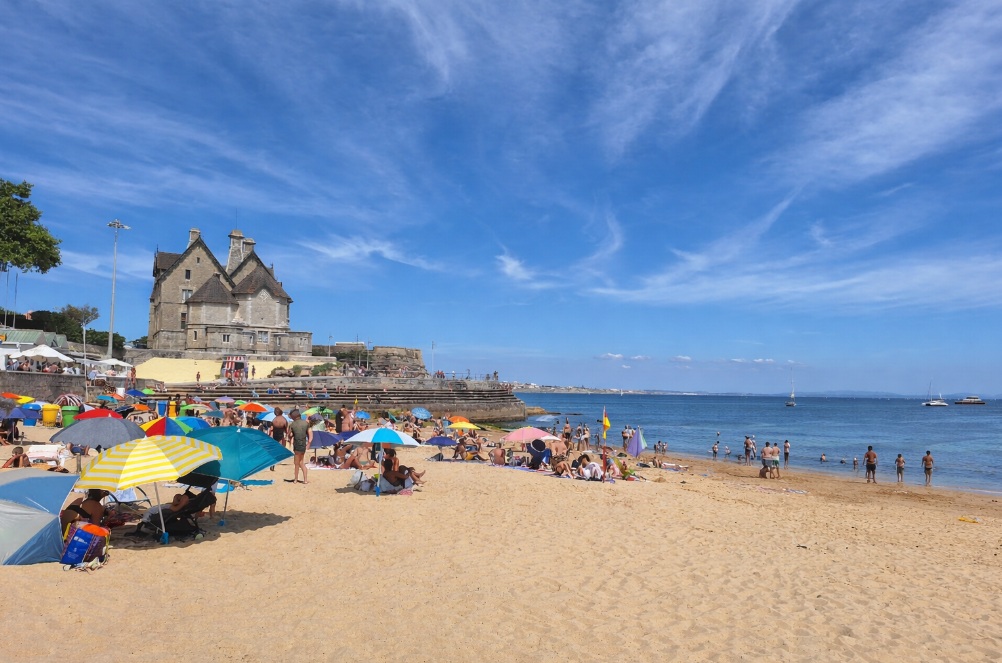 Praia da Duquesa em Cascais com Palácio Palmela ao fundo