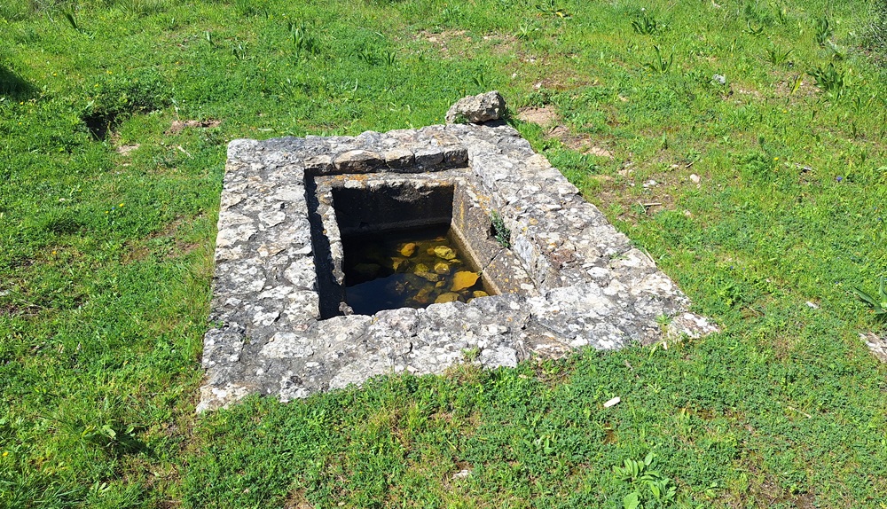 Tanque em pedra integrado no sistema de abastecimento de água da antiga villa