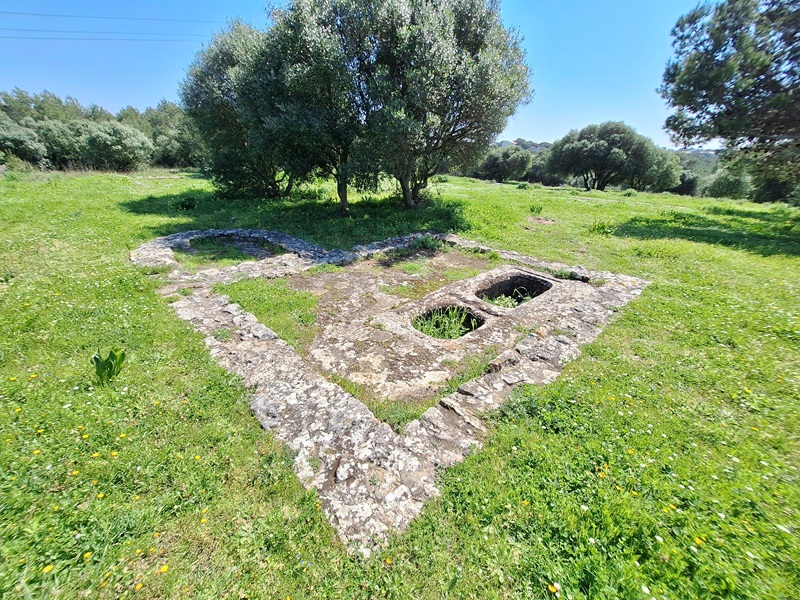 Estruturas com cavidades escavadas na Villa romana de Casais Velhos, identificadas como tinas da zona produtiva da antiga villa, possivelmente utilizadas no tratamento de tecidos ou na produção de corantes a partir de búzios (murex), na Areia, em Cascais