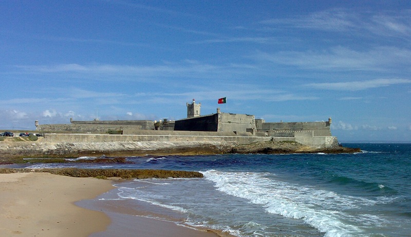 Imagem: Forte de São Julião da Barra, Oeiras — foto por Adriao, licenciada sob CC BY 3.0.