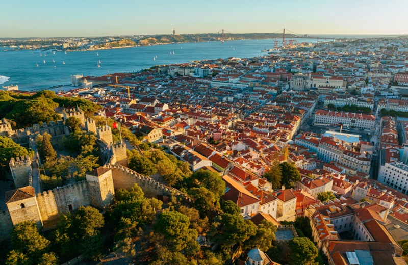 Brasileiros lideram a compra de imóveis em Portugal