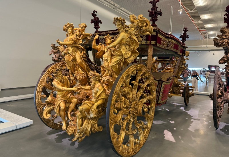 Coche dos Oceanos, um dos carros triunfais da embaixada de D. João V enviada a Roma em 1716.