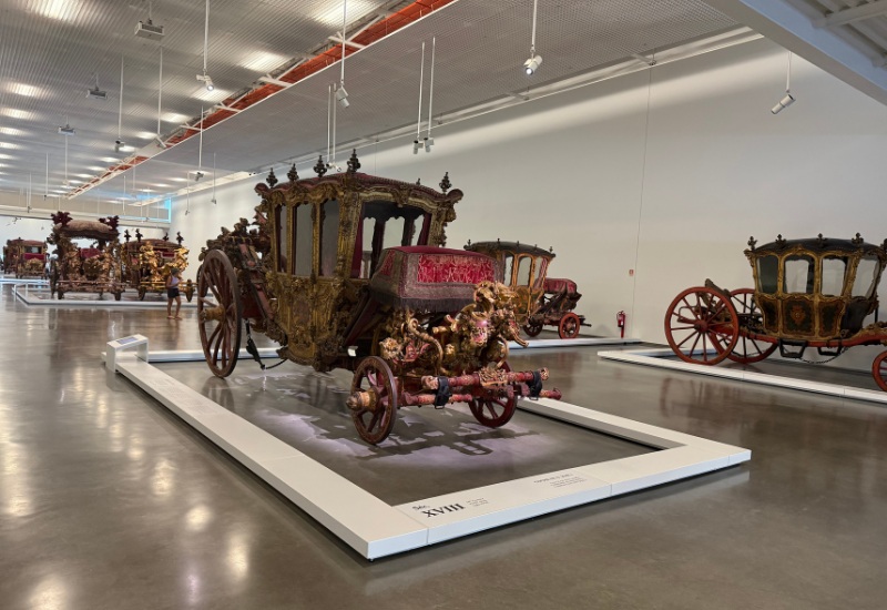 Museu Nacional dos Coches em Belém, Lisboa, com coches e carruagens históricas em exposição.