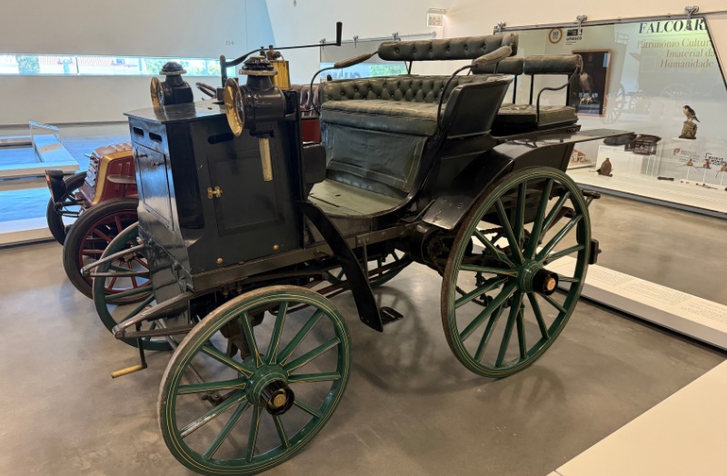 Panhard & Levassor de 1895, primeiro automóvel a circular em Portugal, em exposição no Museu Nacional dos Coches, em Lisboa.